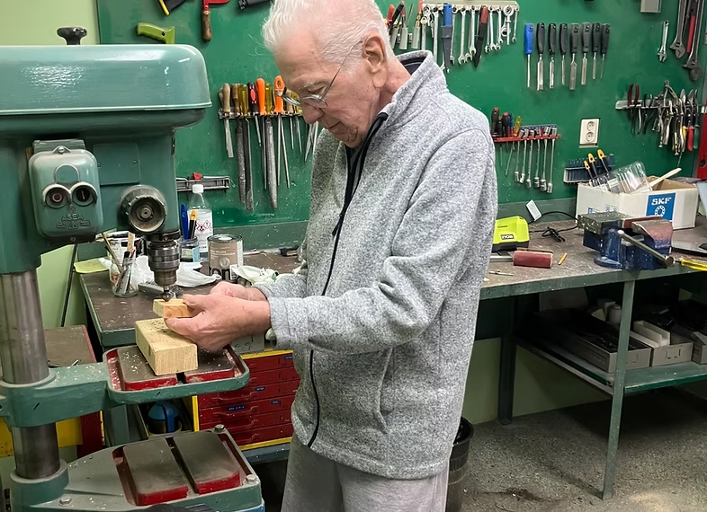 Rune Karlsson arbetar med en pelarborrmaskin i verkstaden